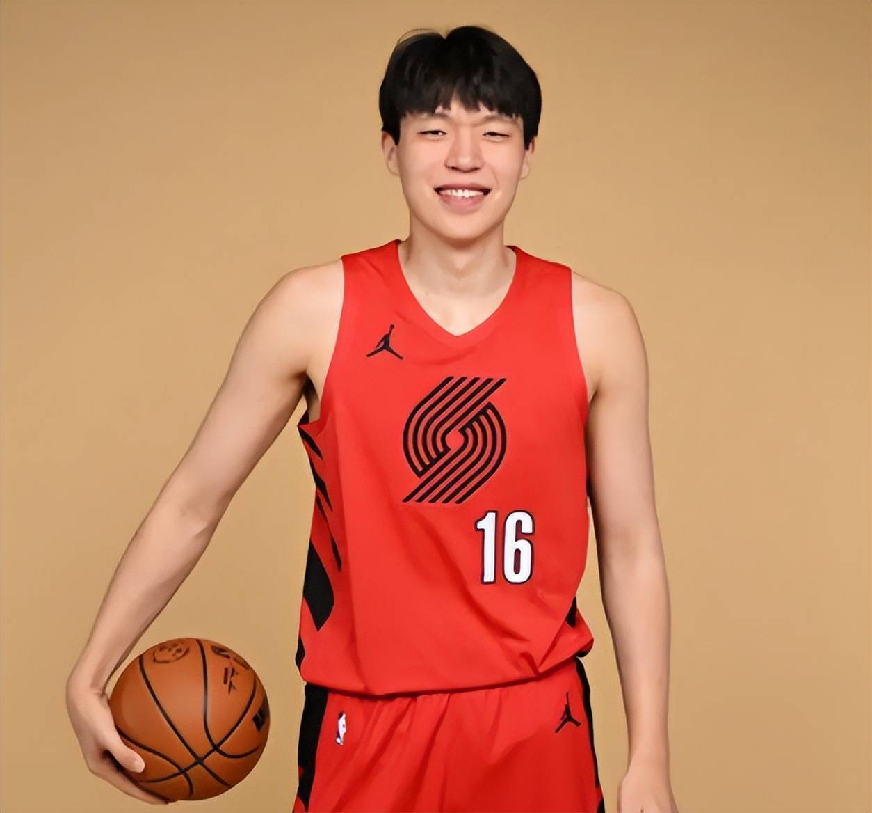 关键时刻深圳男篮调整名单以备NBA季后赛，迎来里程碑环节打磨，赛场秩序良好，赛季目标并未改变的简单介绍